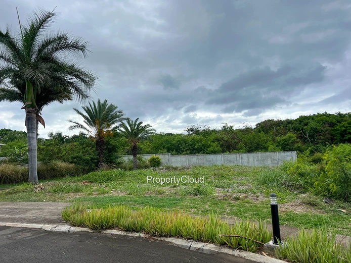 À Vendre - Portion De Terrain - Résidence Clôturée - Bambous