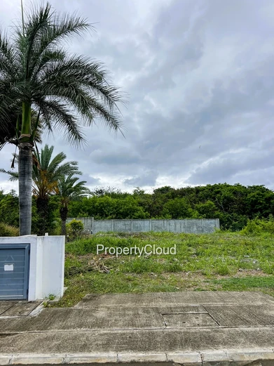 À Vendre - Portion De Terrain - Résidence Clôturée - Bambous