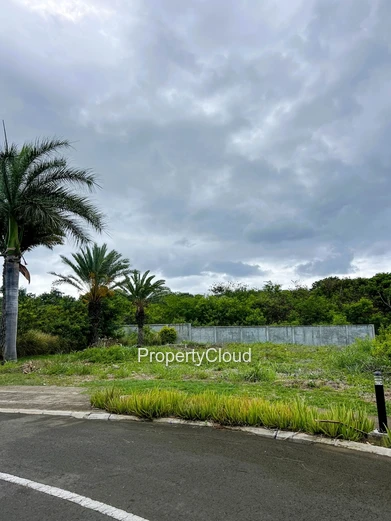 À Vendre - Portion De Terrain - Résidence Clôturée - Bambous